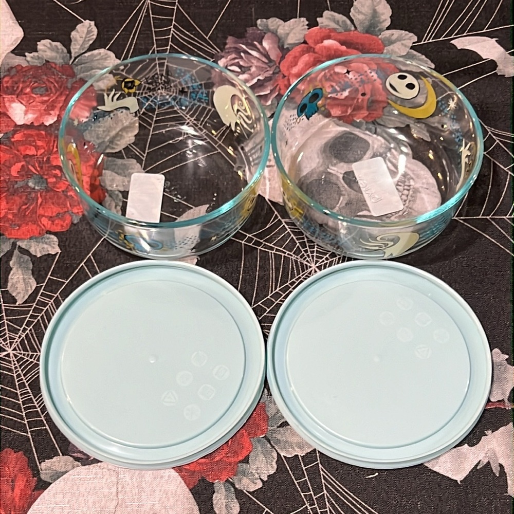 2 DISNEY Tim Burton’s The Nightmare Before Christmas PYREX 4 Cup Bowls W/Lids - Picture 2 of 12
